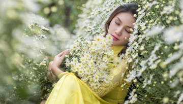 Картинка девушки -+азиатки ромашки