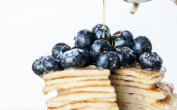 Картинка еда блины +оладьи черника мед