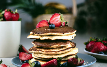 Картинка еда блины +оладьи клубника оладьи десерт