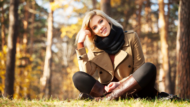 Обои картинки фото девушки, - блондинки,  светловолосые, осень, блондинка, лес