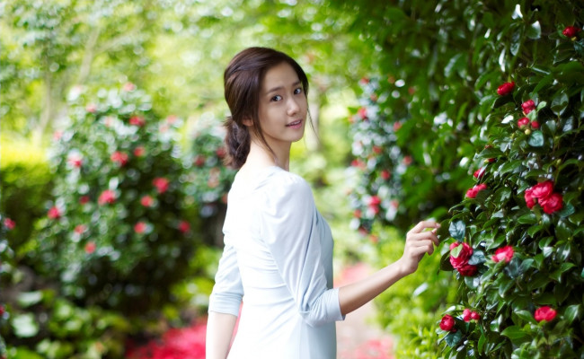 Обои картинки фото девушки, - азиатки, парк, азиатка, магнолии