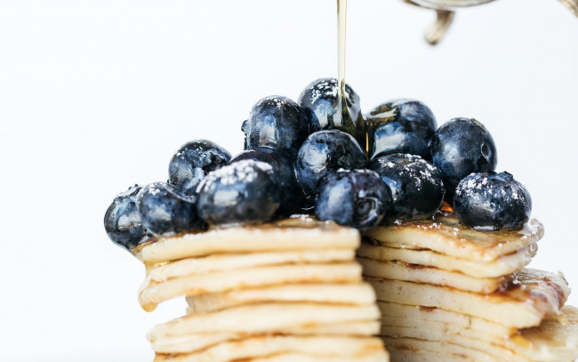Обои картинки фото еда, блины,  оладьи, черника, мед