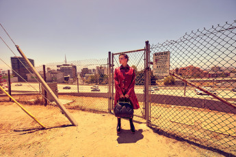 Картинка девушки olivia+holt плащ сумка забор город