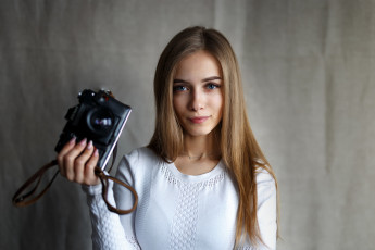 Картинка девушки -+лица +портреты голубые глаза камера лицо портрет розовые ногти иван лосев брюнетка белый свитер модель смотрит на зрителя длинные волосы прямые макияж фотограф студия анастасия тихонова