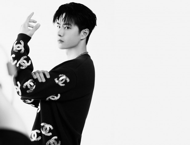 Обои картинки фото мужчины, wang yi bo, куртка, жест