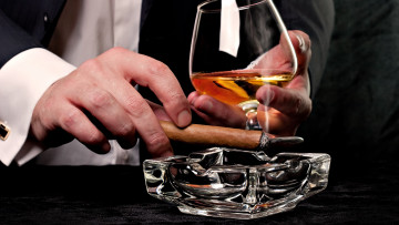 Картинка разное руки +ноги мужчина костюм сигара бокал пепельница