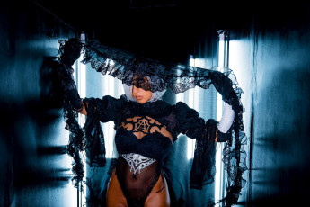 Картинка девушки nonsummerjack образ костюм косплей коридор накидка