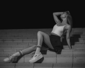 обоя красивая девушка, девушки, - черно-белые, девушка, женщина, блондинка, светловолосая, сексуальная, модель, звезда, позирует, разная, обувь, верхняя, стильная, одежда, нижнее, эротическое, бельё, трусы, лифчик, колготки, чулки, аксессуары, макияж, и, множество, элементов, на, фотографии