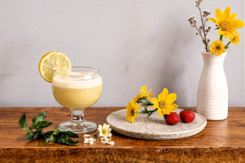 обоя 3д графика, еда-, food, коктейль, лимон, клубника, цветы, ваза