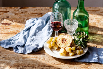 обоя 3д графика, еда-, food, стол, бутылки, бокалы, полотенце, тарелка, фрукты