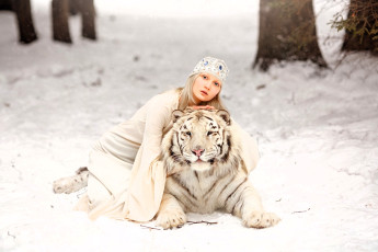 Картинка девушки -+блондинки +светловолосые блондинка шапочка платье тигр зима снег лес