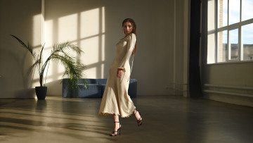 Картинка красивая+девушка девушки -+брюнетки +шатенки девушка женщина шатенка темноволосая сексуальная модель звезда позирует разная обувь верхняя стильная одежда нижнее эротическое бельё трусы лифчик колготки чулки аксессуары макияж и множество элементов на фотографии