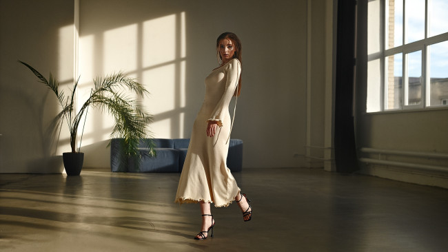 Обои картинки фото красивая девушка, девушки, - брюнетки,  шатенки, девушка, женщина, шатенка, темноволосая, сексуальная, модель, звезда, позирует, разная, обувь, верхняя, стильная, одежда, нижнее, эротическое, бельё, трусы, лифчик, колготки, чулки, аксессуары, макияж, и, множество, элементов, на, фотографии