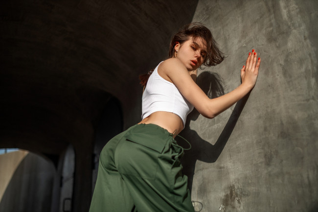 Обои картинки фото красивая девушка, девушки, - брюнетки,  шатенки, девушка, женщина, шатенка, темноволосая, сексуальная, модель, звезда, позирует, разная, обувь, верхняя, стильная, одежда, нижнее, эротическое, бельё, трусы, лифчик, колготки, чулки, аксессуары, макияж, и, множество, элементов, на, фотографии