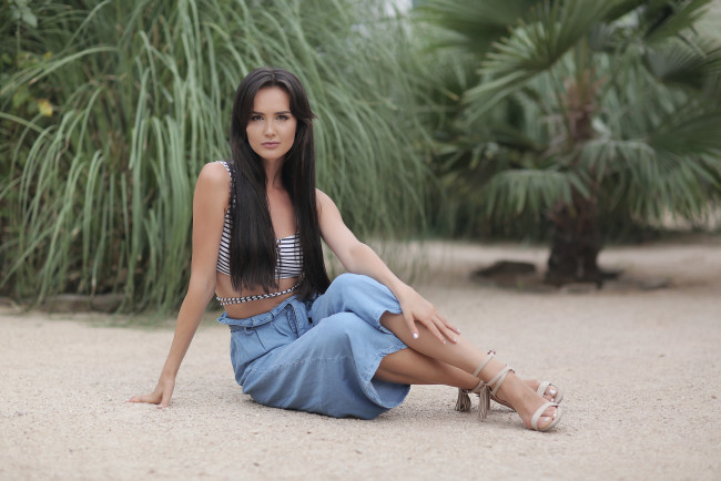 Обои картинки фото красивая девушка, девушки, - брюнетки,  шатенки, девушка, женщина, брюнетка, темноволосая, сексуальная, модель, звезда, позирует, разная, обувь, верхняя, стильная, одежда, нижнее, эротическое, бельё, трусы, лифчик, колготки, чулки, аксессуары, макияж, и, множество, элементов, на, фотографии