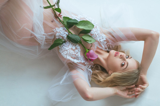 Обои картинки фото софия летяго, девушки, софия летяго , sophie katssby, девушка, женщина, блондинка, светловолосая, сексуальная, модель, звезда, позирует, разная, обувь, верхняя, стильная, одежда, нижнее, эротическое, бельё, трусы, лифчик, колготки, чулки, аксессуары, макияж, и, множество, элементов, на, фотографии