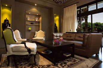 Картинка интерьер гостиная кресло стол диван