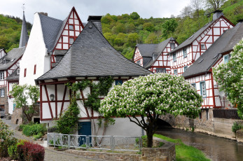 Картинка города улицы площади набережные река здания весна сирень