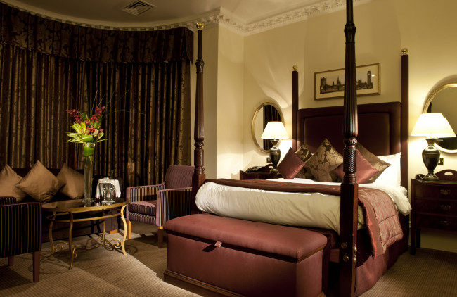 Обои картинки фото интерьер, спальня, букет, лампа, кровать