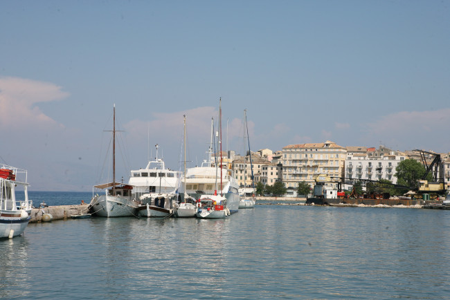 Обои картинки фото корабли, порты, причалы, яхты, лодки, здания, море