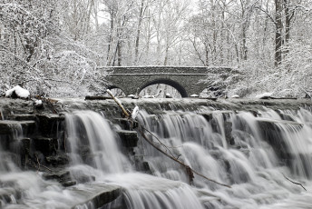 Картинка природа водопады мост деревья иней вода