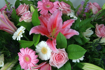Картинка цветы букеты композиции лилии розы герберы