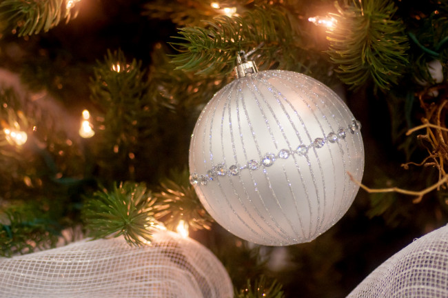 Обои картинки фото праздничные, шарики, шар, белый