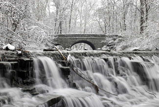 Обои картинки фото природа, водопады, мост, деревья, иней, вода