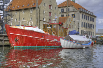 Картинка корабли разные+вместе река дома пристань лодки