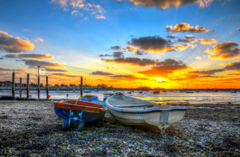 Картинка корабли лодки +шлюпки тучи берег акватория лучи свет