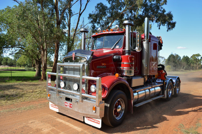 Обои картинки фото kenworth, автомобили, truck, company, грузовые, автобусы, сша, колеса, дорога, скорость, природа