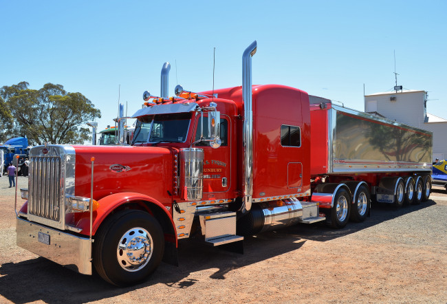 Обои картинки фото peterbilt, автомобили, motors, company, классические, грузовики, седельные, тягачи, сша, колеса, дорога, скорость, природа