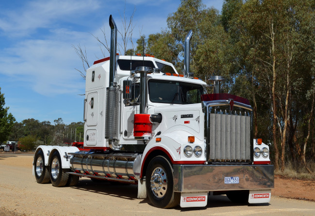 Обои картинки фото kenworth, автомобили, truck, company, грузовые, автобусы, сша, колеса, дорога, скорость, природа