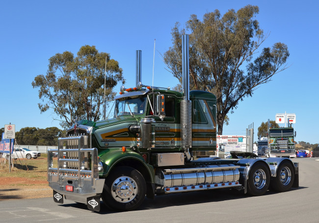 Обои картинки фото kenworth, автомобили, truck, company, грузовые, автобусы, сша, колеса, дорога, скорость, природа