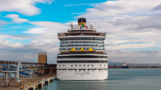 Обои картинки фото costa diadema, корабли, лайнеры, порт, причал, лайнер, круиз