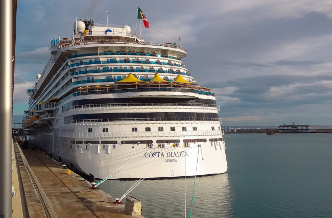 Обои картинки фото costa diadema, корабли, лайнеры, лайнер, круиз, причал, порт