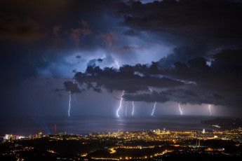 Картинка природа молния +гроза город ночь море