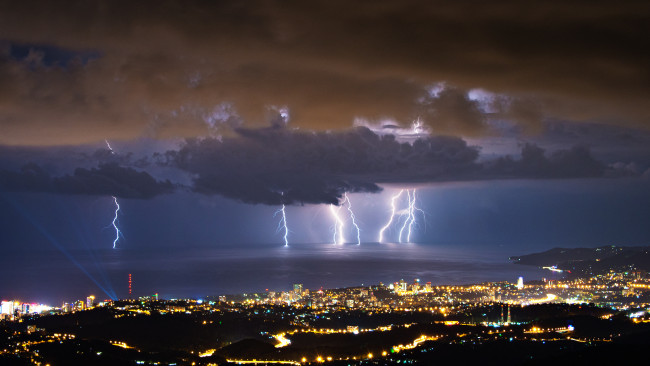 Обои картинки фото природа, молния,  гроза, город, ночь, море
