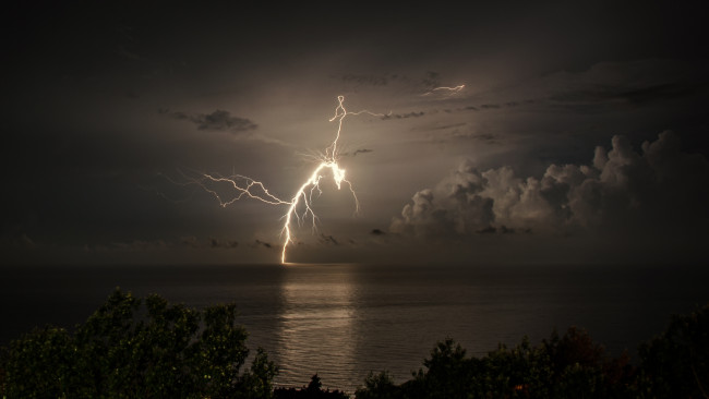 Обои картинки фото природа, молния,  гроза, ночь, море