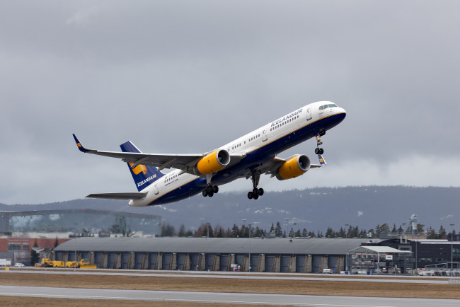 Обои картинки фото boeing 757-208, авиация, пассажирские самолёты, авиалайнер