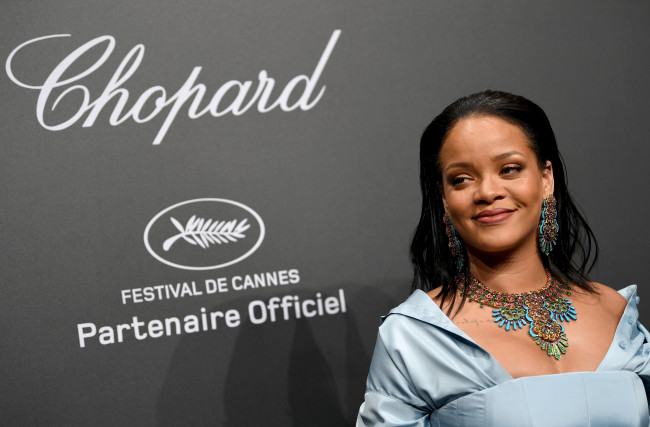 Обои картинки фото музыка, rihanna, улыбка, украшения, певица, рианна