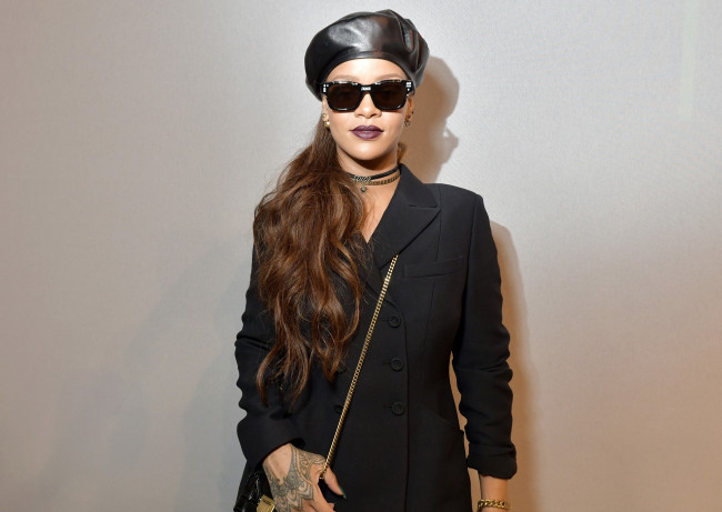 Обои картинки фото музыка, rihanna, тату, пальто, очки, певица, рианна, украшения, сумка, берет, улыбка