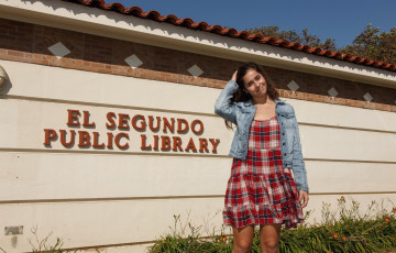 Картинка девушки sabrina+reyes жакет платье здание улыбка sabrina reyes