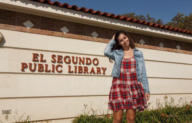 Обои картинки фото девушки, sabrina reyes, жакет, платье, здание, улыбка, sabrina, reyes