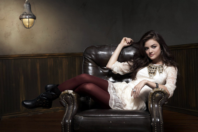 Обои картинки фото девушки, lucy hale, поза