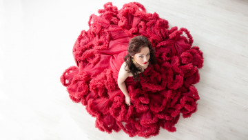 Картинка девушки -unsort+ брюнетки темноволосые красное пышное платье красивая девушка