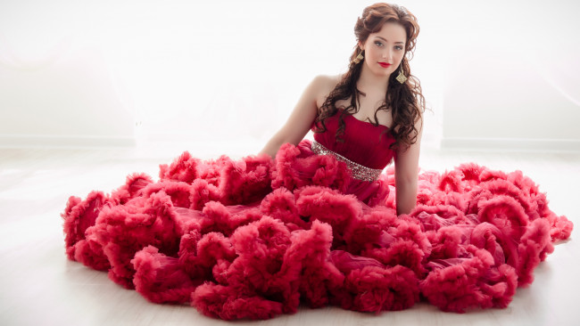 Обои картинки фото девушки, -unsort , брюнетки, темноволосые, красное, пышное, платье, красивая, девушка