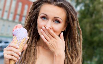 Картинка девушки -+лица +портреты дреды шатенка мороженое жест