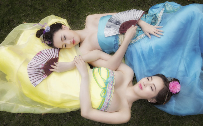 Обои картинки фото девушки, - азиатки, нарядные, платья, азиатки, веера, поза