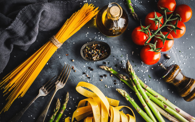 Обои картинки фото еда, макароны,  макаронные блюда, масло, помидоры, спаржа